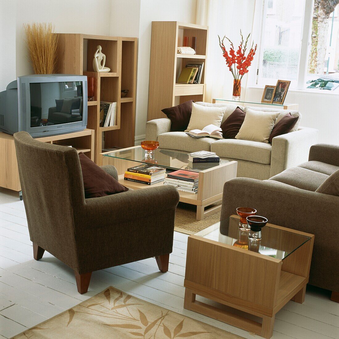 Sitzecke mit Couchtisch mit Glasplatte und Fernseher