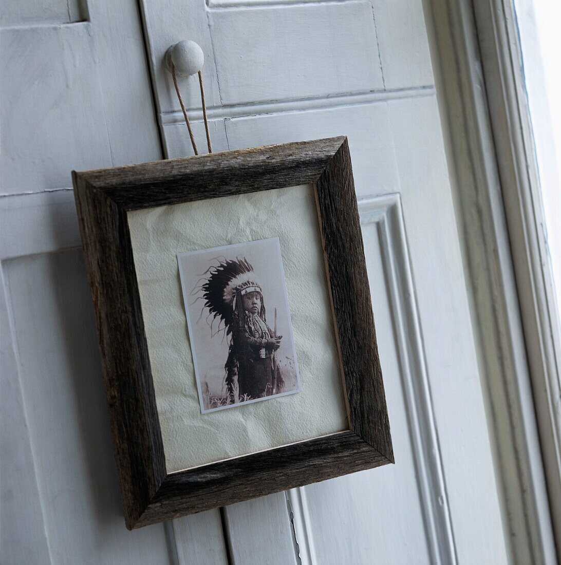 Schwarz-Weiß-Foto eines amerikanischen Ureinwohners hängt an einer Schranktür