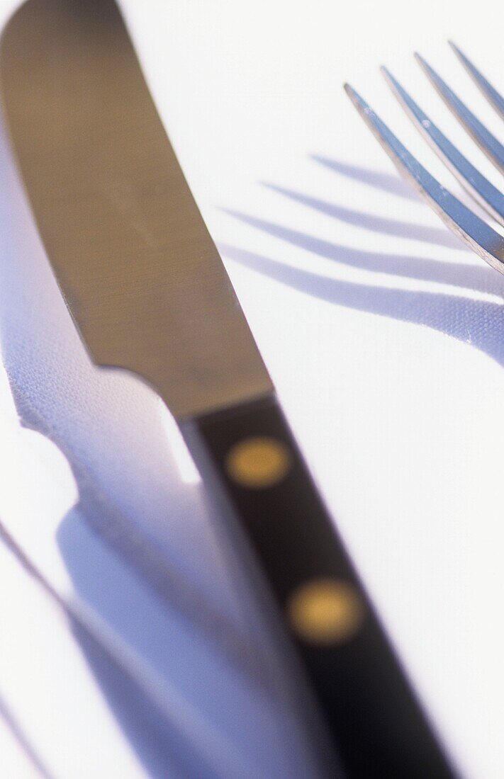Messer und Gabel auf einer Serviette