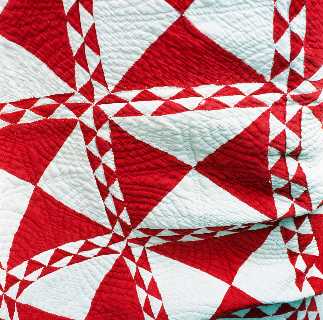 Rot-weißer Patchwork-Quilt