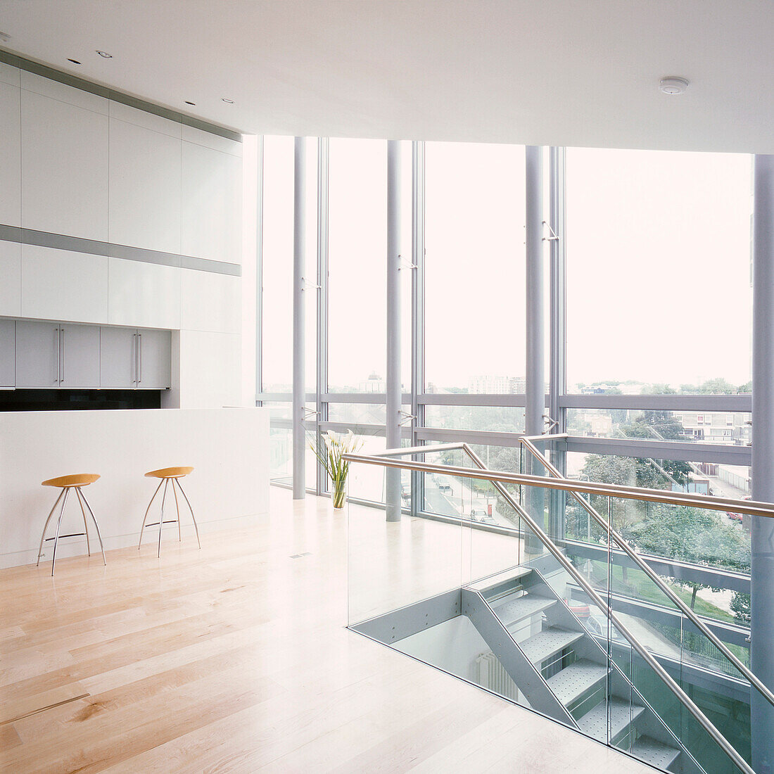 Minimalistische Penthouse-Küche mit Panoramafenstern und Treppenhaus