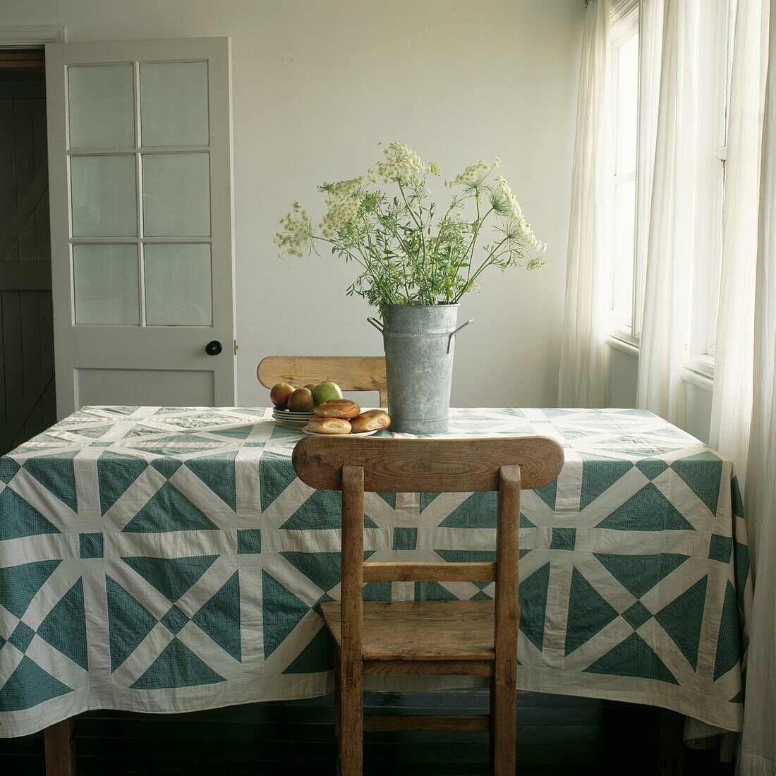 Englischer 'Green and White Maze'-Quilt aus den 1860er Jahren auf einem Esstisch in einer Landhausküche
