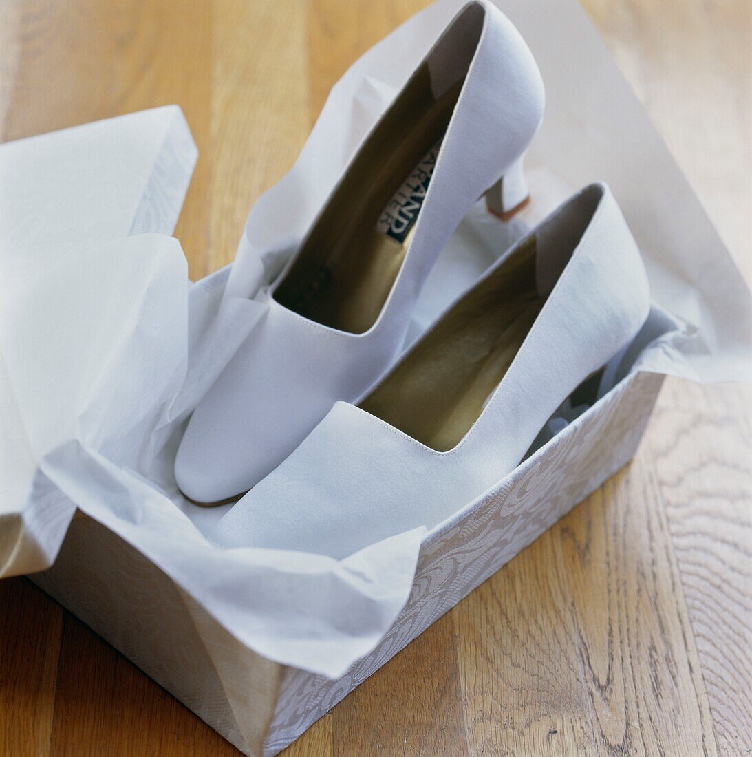 Ein Paar Schuhe mit Geschenkpapier in einem Schuhkarton