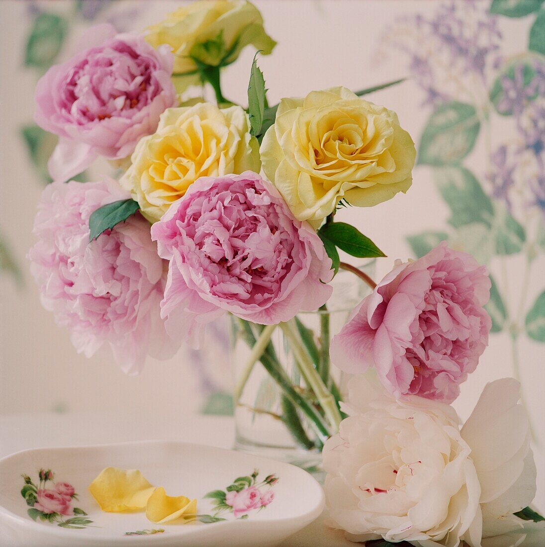 Hübscher Blumenstrauß mit gelben Rosen und rosa Pfingstrosen