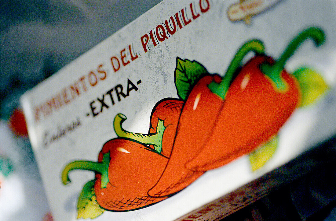 Schachtel mit roten Paprikaschoten in einem Geschäft in Pamplona