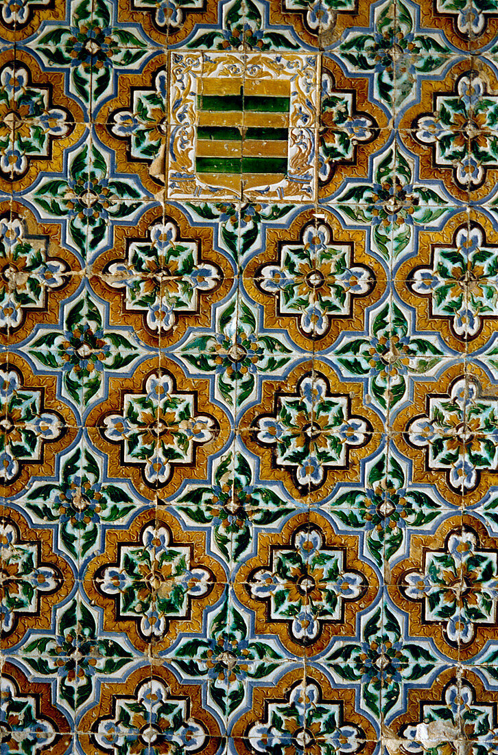 Azulejos-Kacheln mit Wappen an einer Wand im Innenhof der Casa Pilatos im Stadtteil Santa Cruz in Sevilla