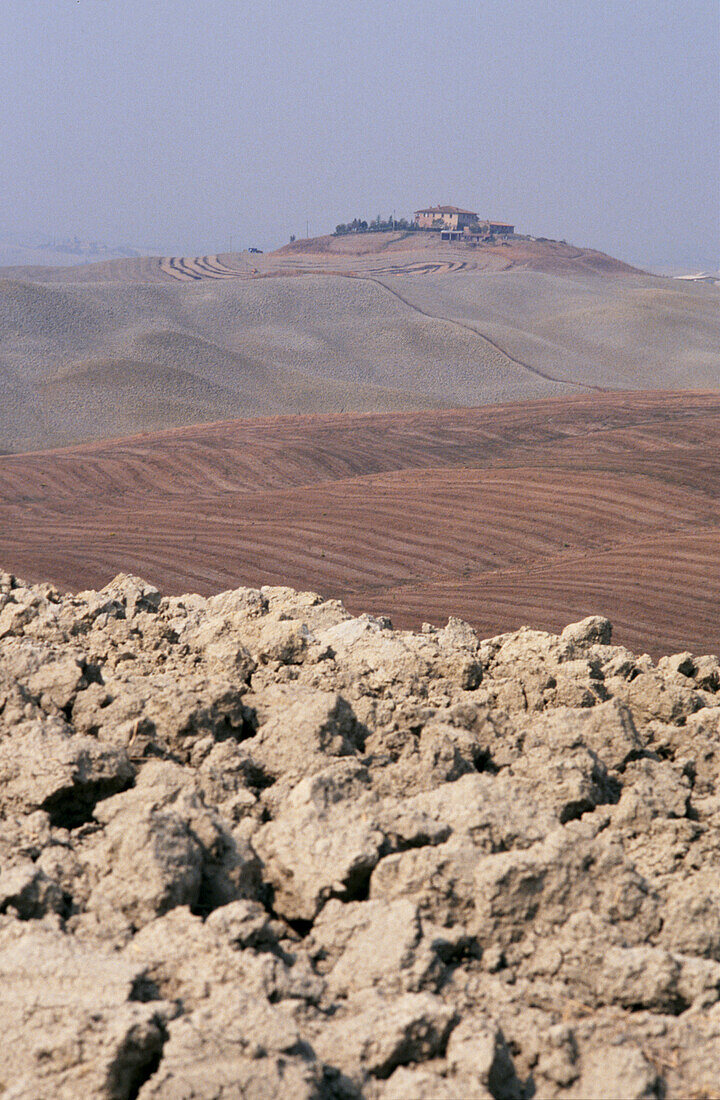 Bauernhaus auf einem Hügel mit Blick auf gepflügte Felder in der Nähe von Navarra in Rioja Spanien