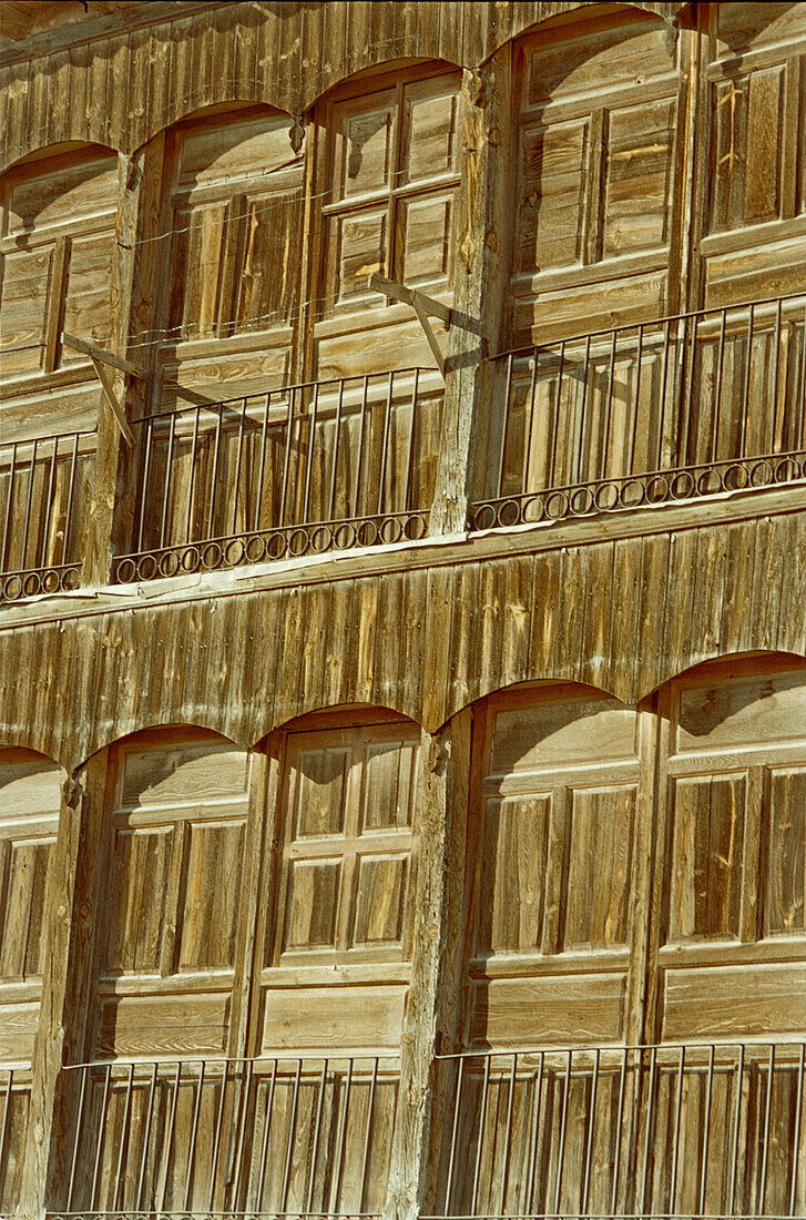 Stufenförmige Loggien an den Holzgebäuden auf der Plaza del Coso in Penafiel