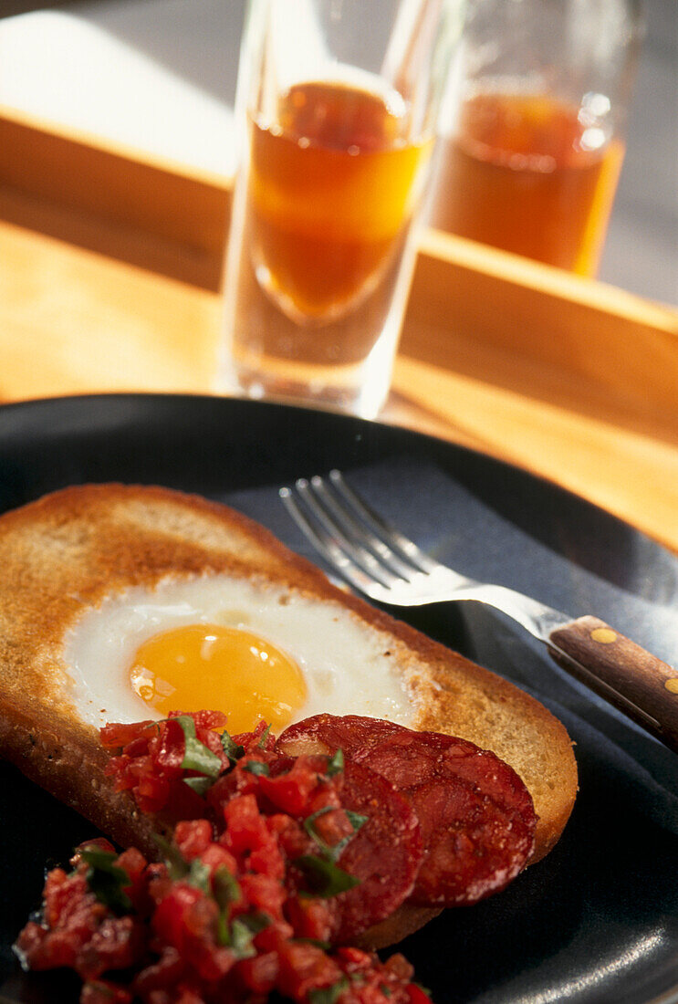 Gebratene mexikanische Eier mit Chorizo und pikanter Salsa