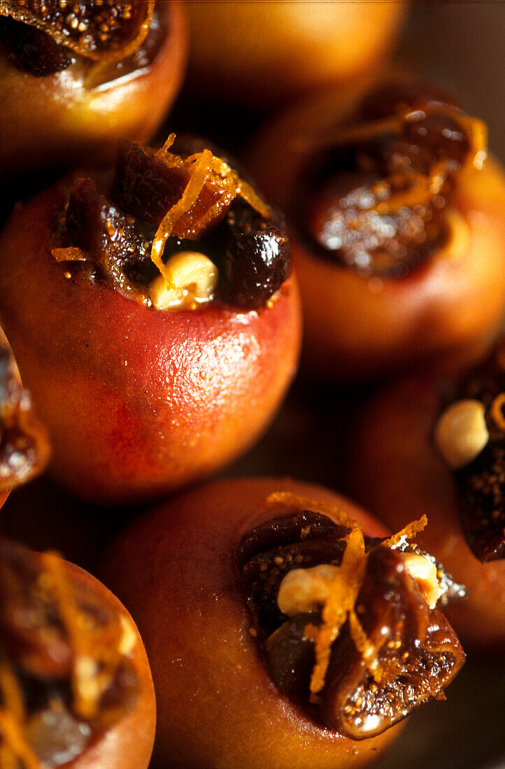 Gebackene Pfirsiche, gefüllt mit Gewürzen, getrockneten Früchten, Feigen und Ingwer