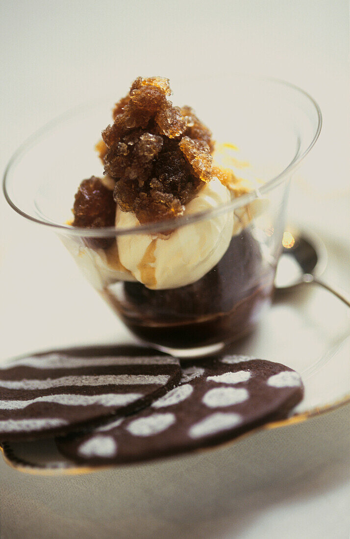 Schokoladenmousse mit Expresso-Granita und schablonierten Keksen