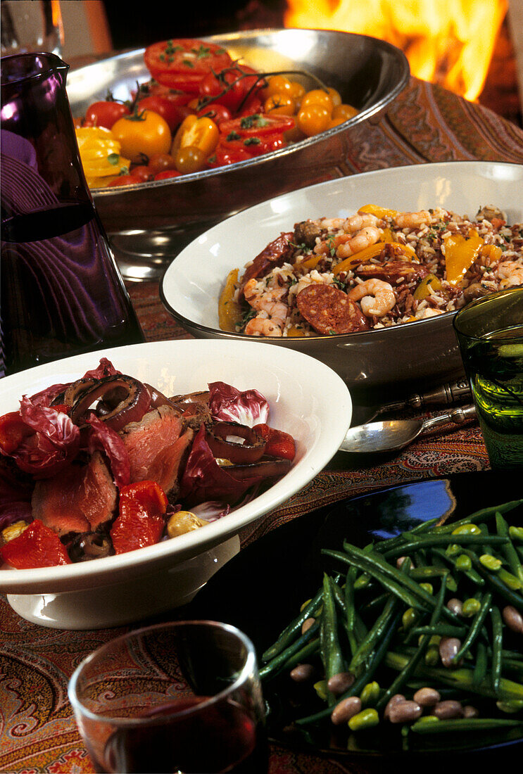 Kaltes und warmes Buffet mit Jambalaya und Roastbeefsalat mit Bohnen und Tomaten