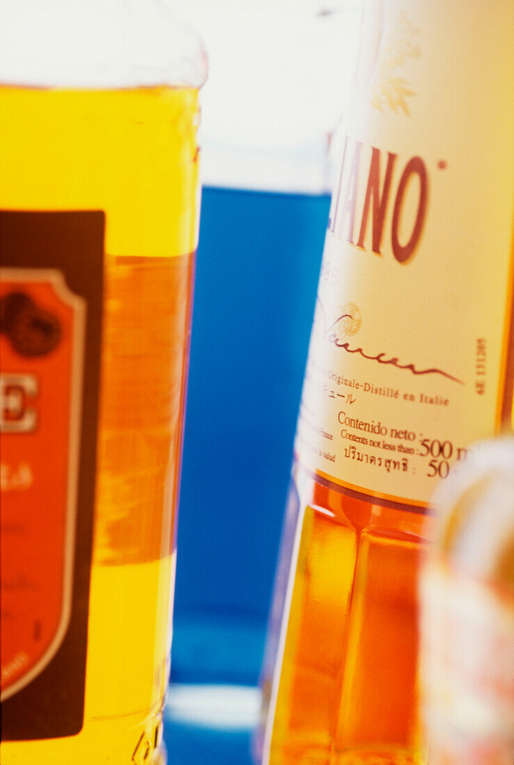 Detail eines Cocktailbar-Regals mit bunten Spirituosen- und Likörflaschen