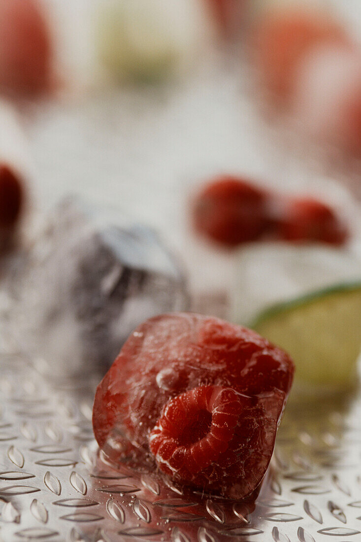 Eiswürfel mit eingefrorenen Früchten auf einem Metalltablett