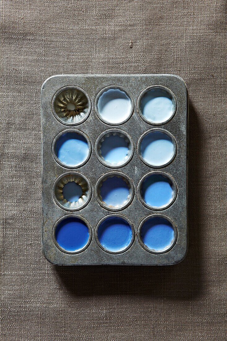 Metallic baking tray with blue