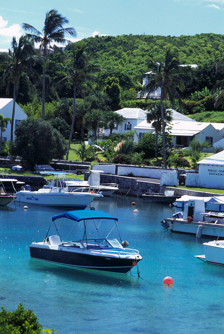 Liegeplätze vor privaten Ferienvillen auf den Bermudas