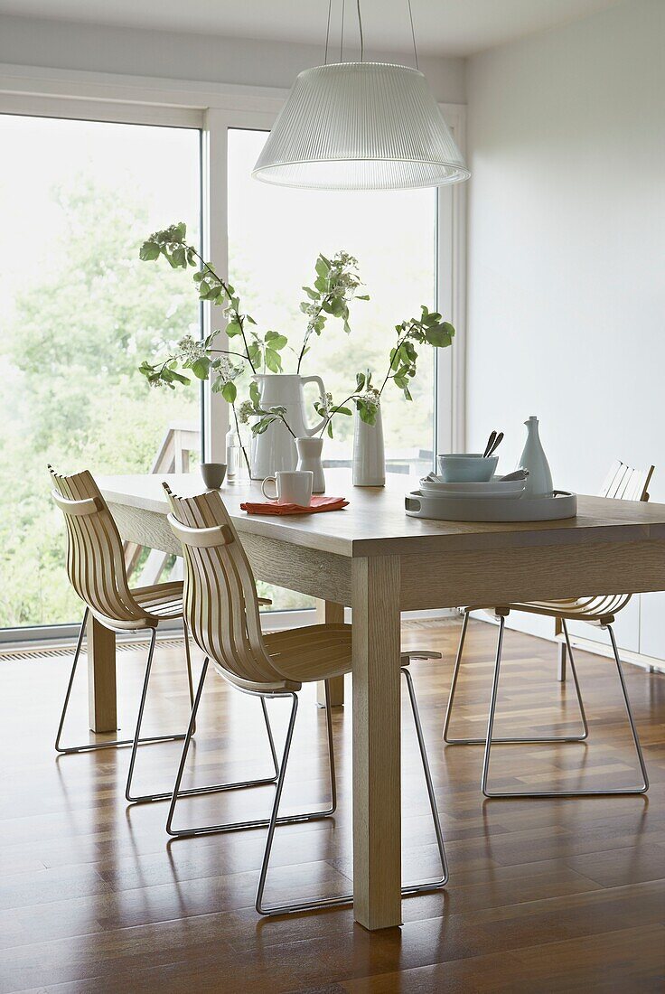 Esszimmertisch und Stühle aus hellem Holz in einem Londoner Haus UK