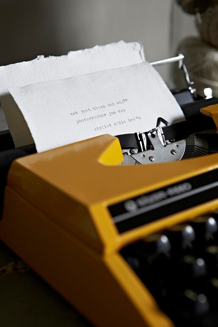 Schreibmaschine auf Papier mit gelber Schreibmaschine