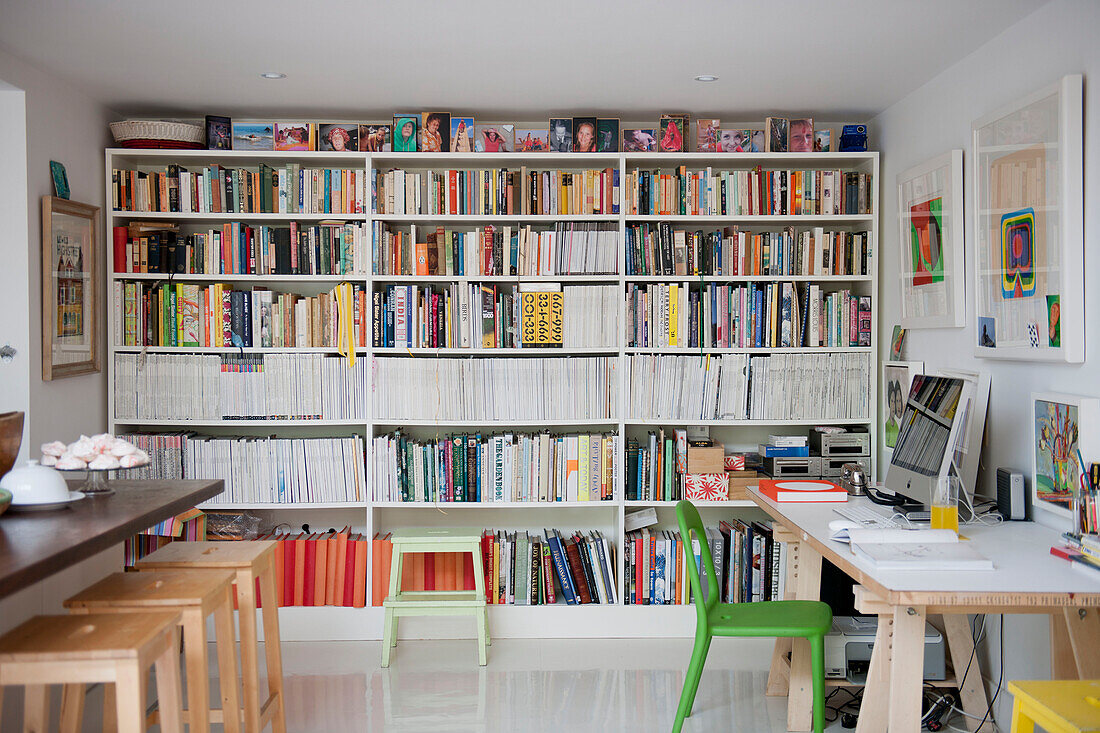 Umfangreiche Handbibliothek in einem modernen Großraumbüro zu Hause, Lewes, East Sussex, England, UK