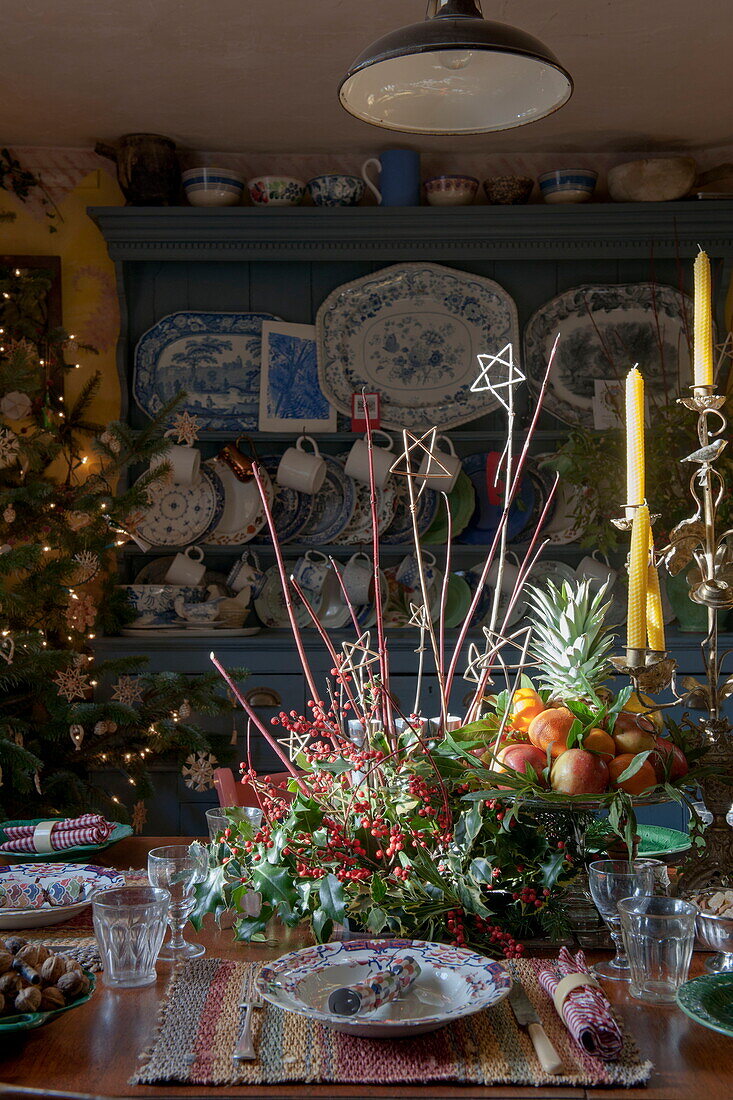 Esstisch mit Tafelaufsatz für das Weihnachtsessen in Benenden cottage, Kent, England, UK