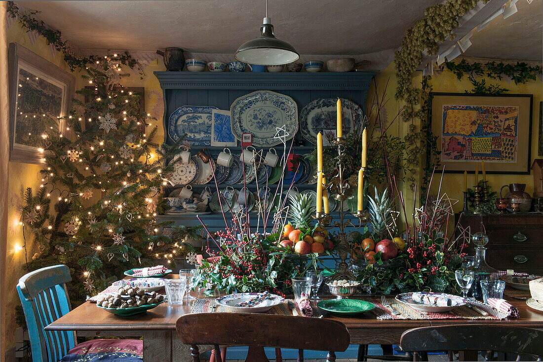 Gedeckter Esstisch für das Weihnachtsessen in Benenden cottage, Kent, England, UK