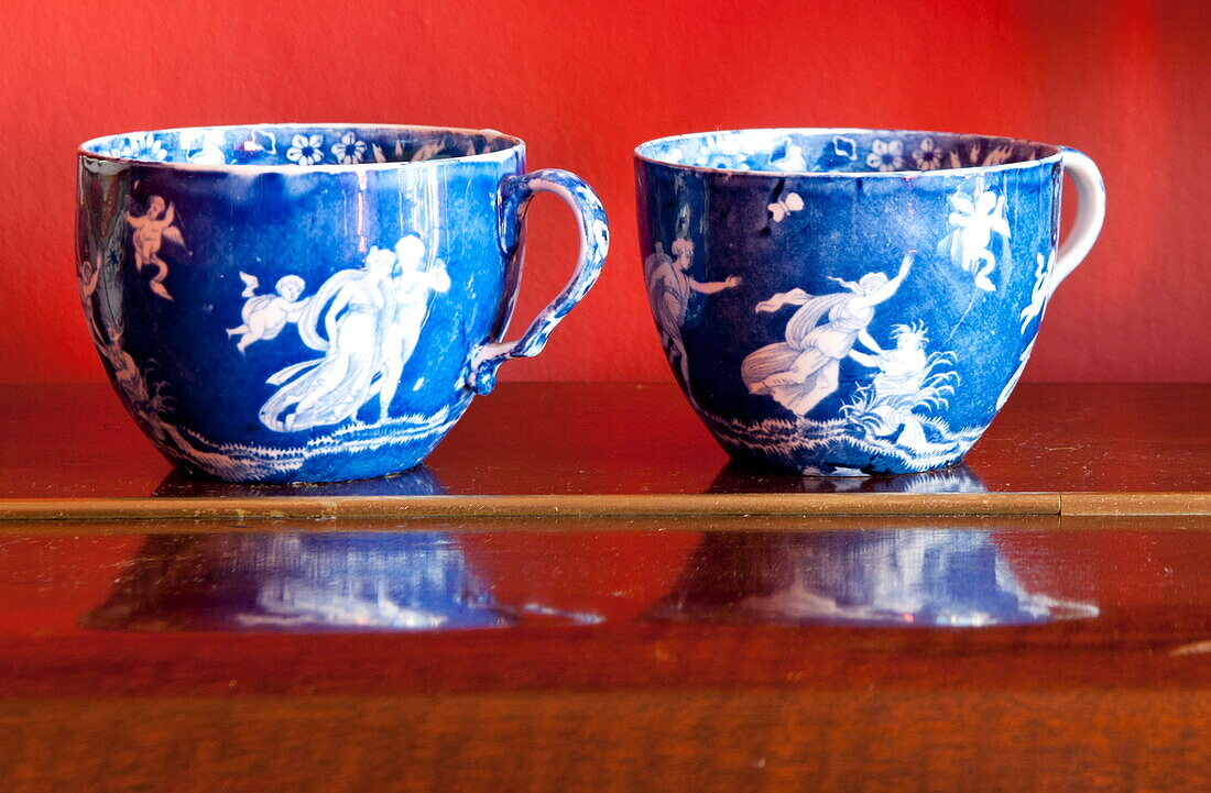 Zwei blaue und weiße handbemalte Keramiktassen in einem Haus in Greenwich, London, England, UK