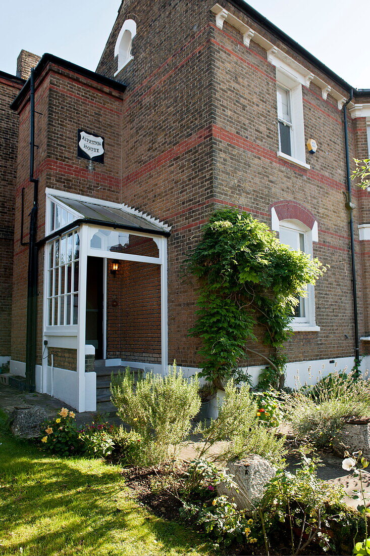 Backsteinfassade mit Veranda, Haus in Greenwich, London, England, UK