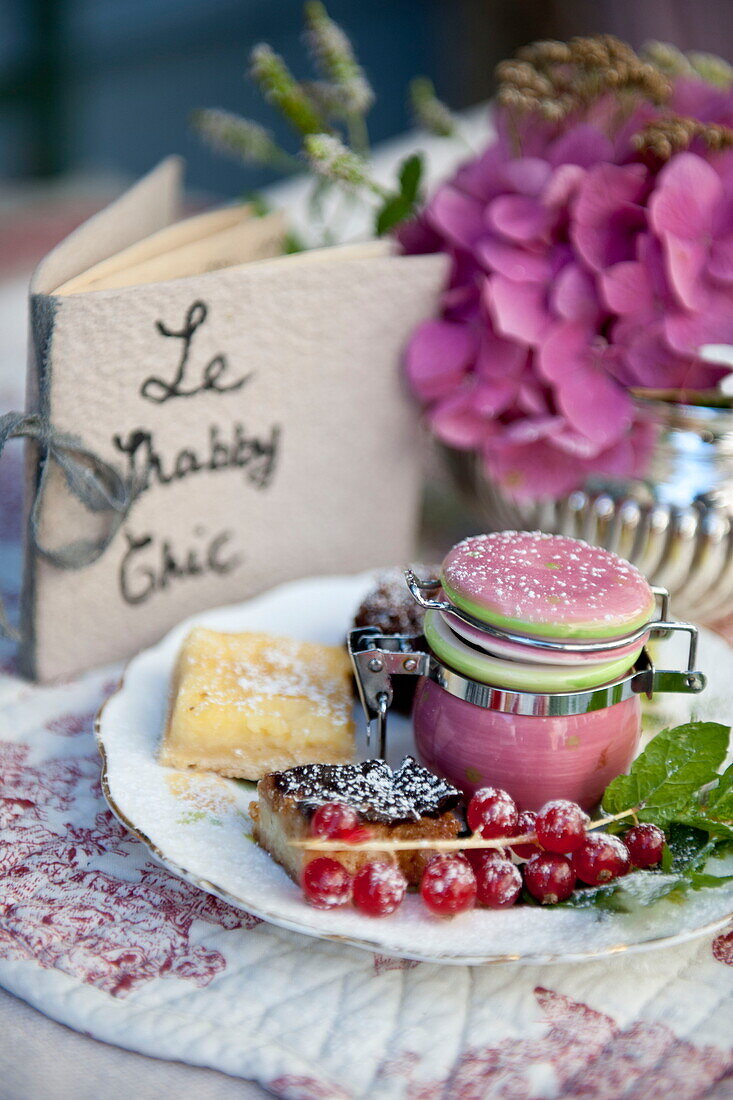 Süße Speisen und Obst mit handgeschriebener Speisekarte im Teesalon, Dordogne, Frankreich