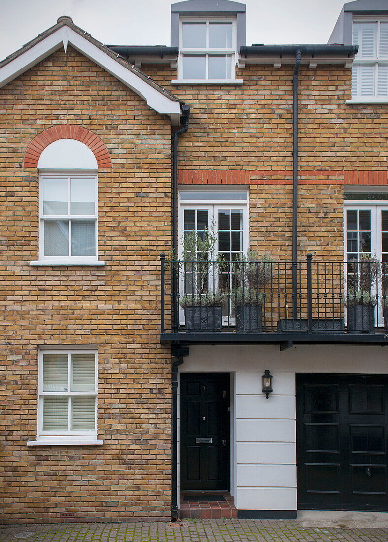 Backsteinfassade mit Balkon des Battersea-Hauses, London, England, UK