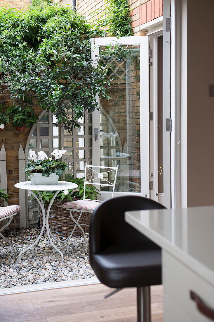 Blick durch die Tür zum Garten im Innenhof des Hauses Battersea, London, England, UK