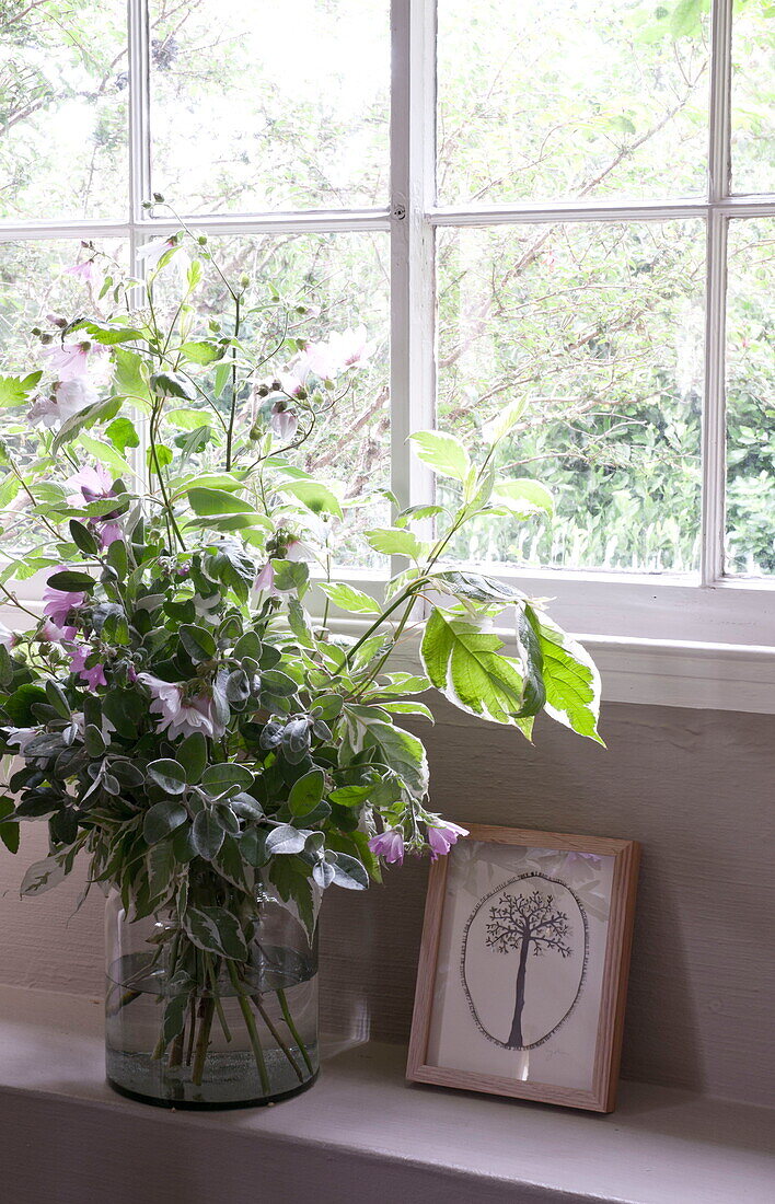 Schnittblumen und Kunstwerk am Fenster des Hauses in Kingston, East Sussex, England, UK