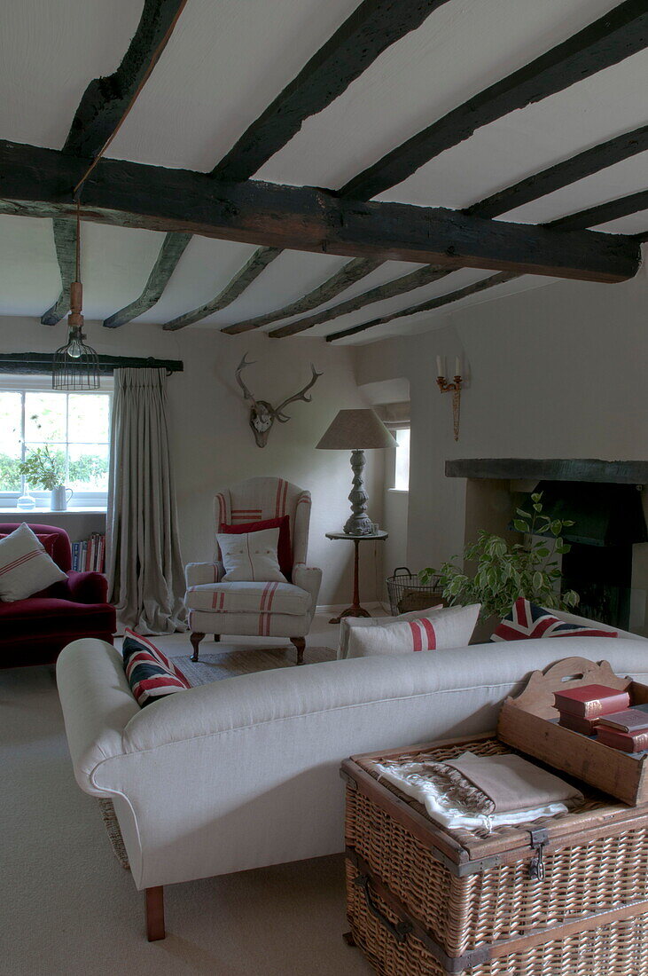 Balkendecke mit gestreiften Stoffen im Wohnzimmer des Hauses in Kingston, East Sussex, England, UK