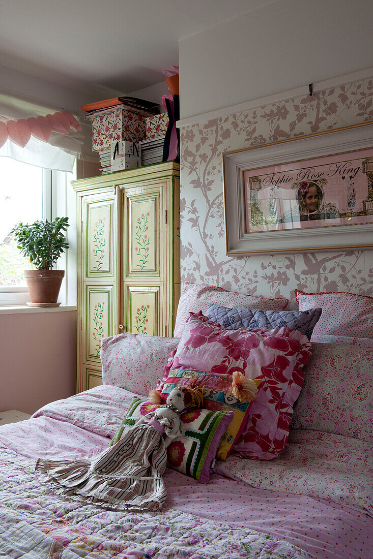 Stoffpuppe auf dem Bett im Mädchenzimmer, modernes Haus in Lewes, East Sussex, England, UK