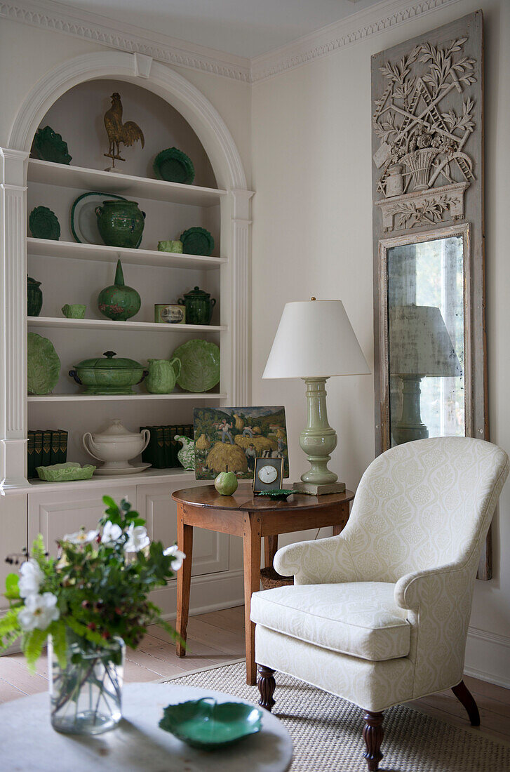 Grünes Porzellan in einem vertieften Bogen mit antikem Spiegel im Wohnzimmer eines Hauses in Washington DC, USA