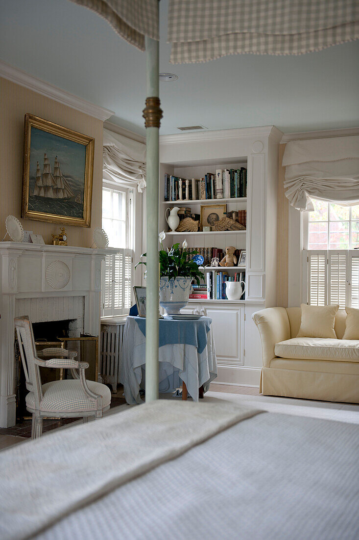 Bücherregal im Schlafzimmer eines Hauses in Washington DC, mit Himmelbett, USA