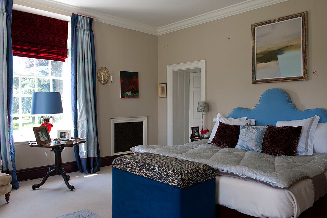 Mix aus blauen Stoffen im Schlafzimmer des Landhauses in Tiverton, Devon, England, UK