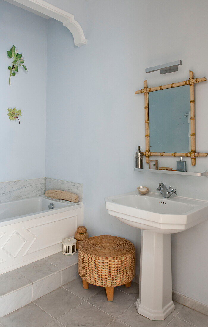 Hellblaues Badezimmer mit Sockelwaschbecken in einem Wohnhaus in Bordeaux, Aquitanien, Frankreich