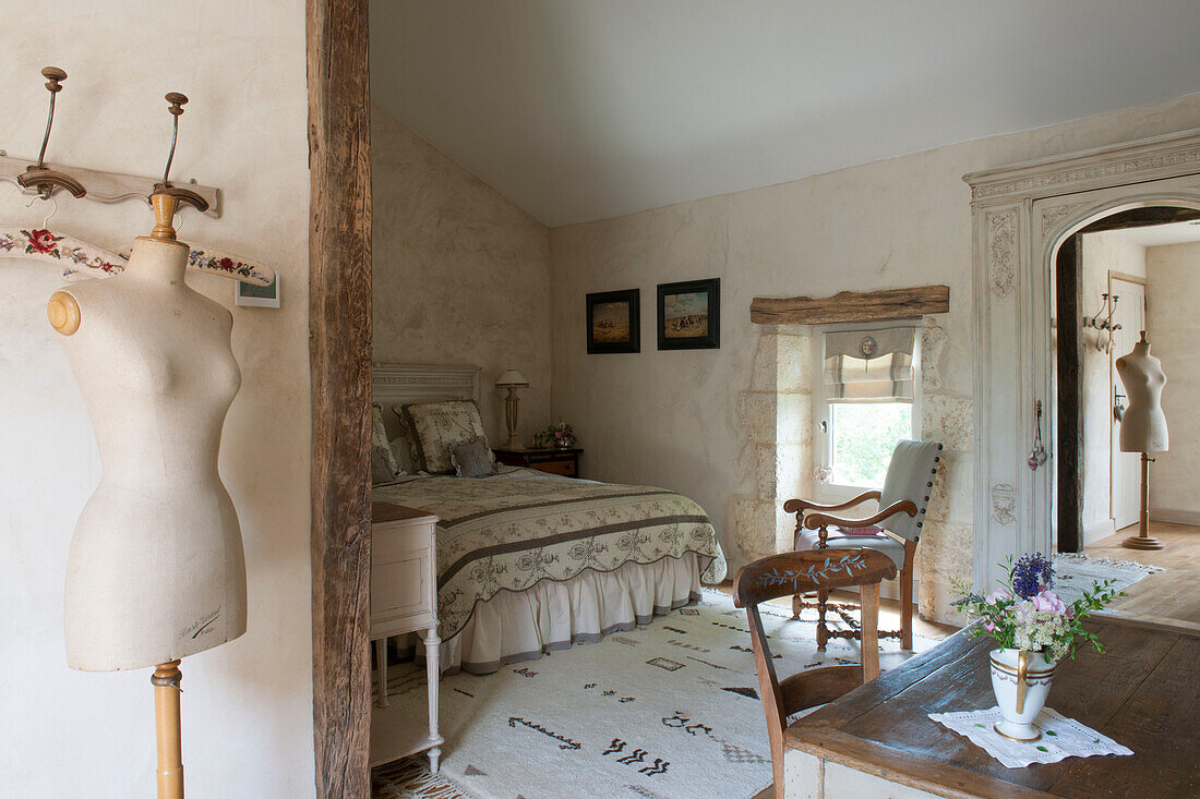 Schneiderpuppe im Spiegel der Garderobe in einem Bauernhaus in der Dordogne in Perigueux Frankreich