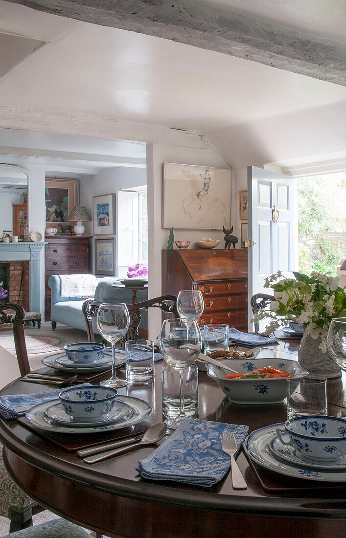 Blaues und weißes Porzellan auf hölzernem Esstisch in einem Haus in Dorset, Kent UK