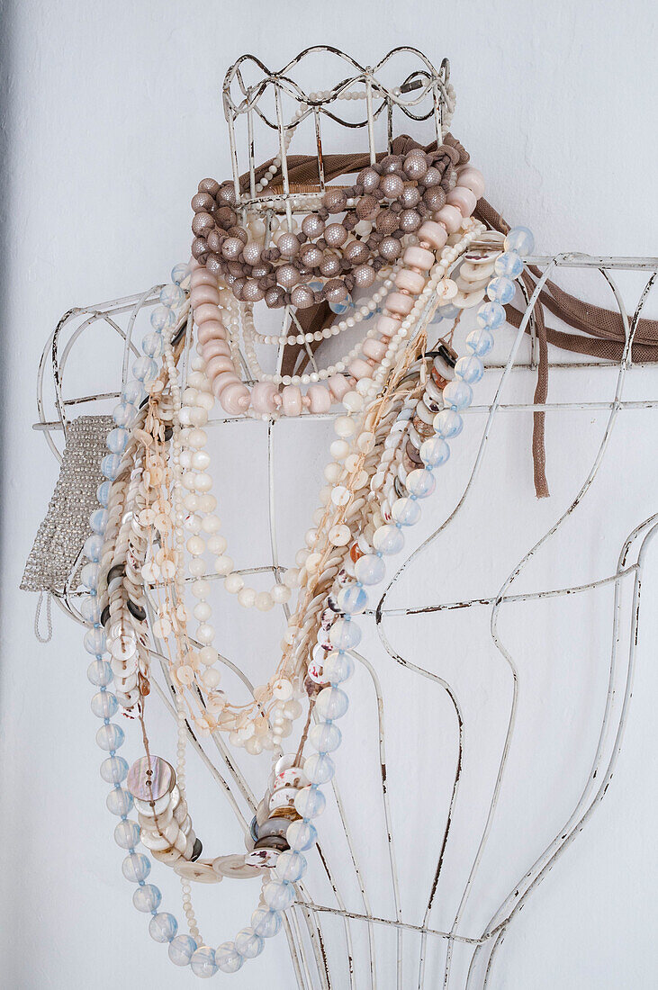 Perlenketten auf Schmuckständer mit Drahtgestell in einem Haus in Dorset, Kent, Großbritannien