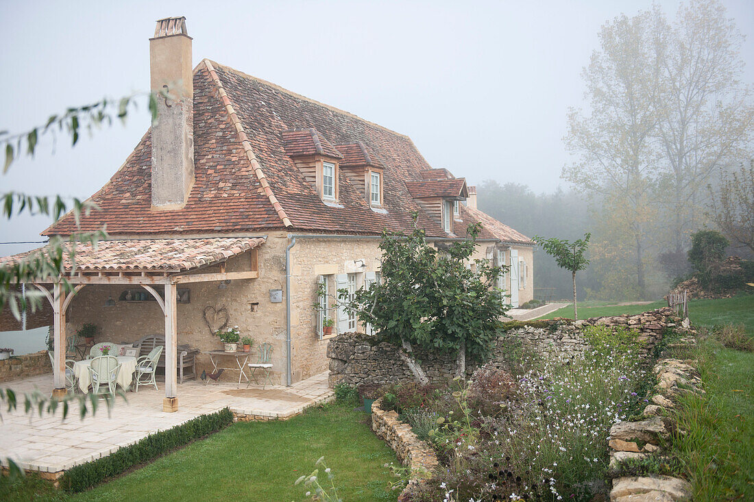 Schattige Terrasse vor einem Landhaus in der Dordogne Perigueux Frankreich
