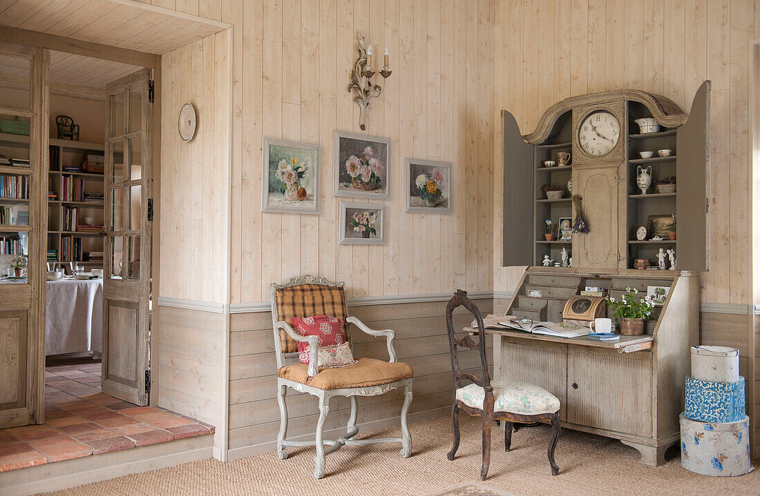 Polstersessel mit Kunstwerk und Schreibtisch im Landhaus in der Dordogne Perigueux Frankreich