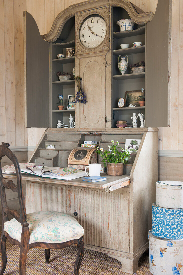 Schreibtisch und Stuhl mit Hutschachteln im Landhaus in der Dordogne in Perigueux Frankreich
