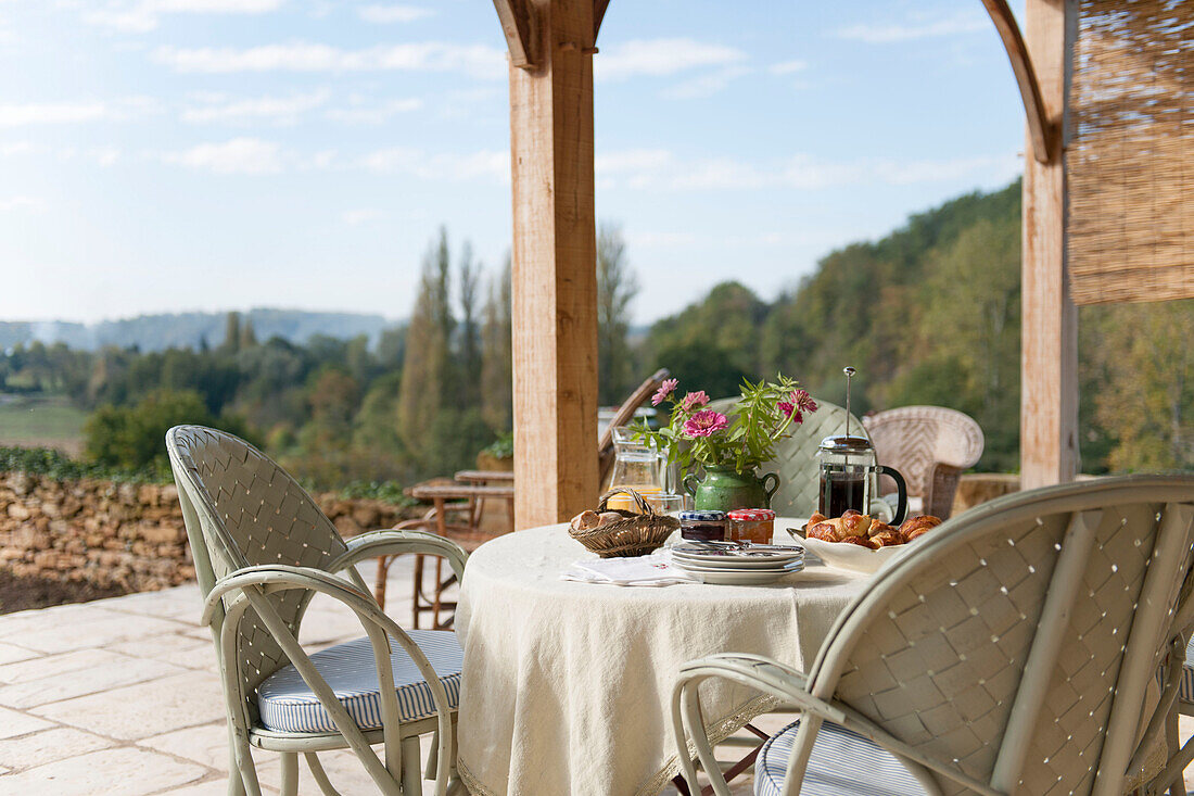 Frühstückscroissants auf der Terrasse im Landhaus in der Dordogne in Perigueux, Frankreich