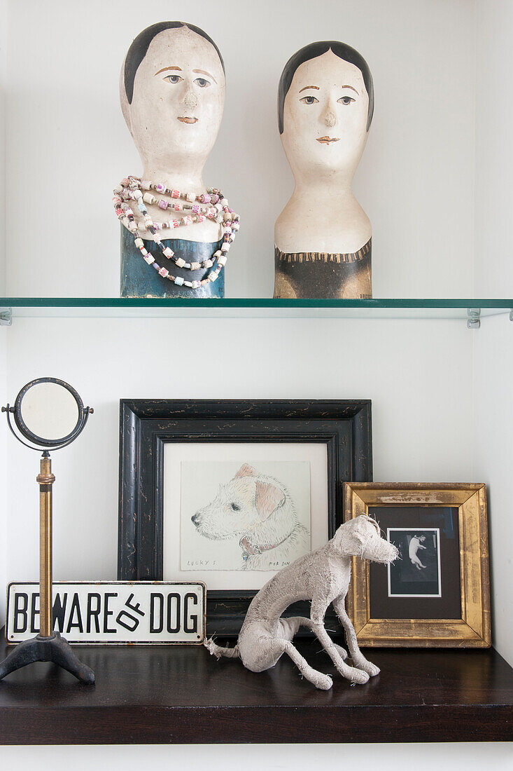 "Schild Vorsicht vor dem Hund"" mit Modellkopf und gerahmtem Kunstwerk in einem Stadthaus in South Kensington London UK"""