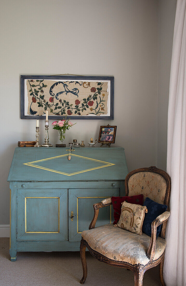 Wandteppich über einem upgecycelten Schreibtisch mit antikem Stuhl in East Barsham cottage Norfolk England UK