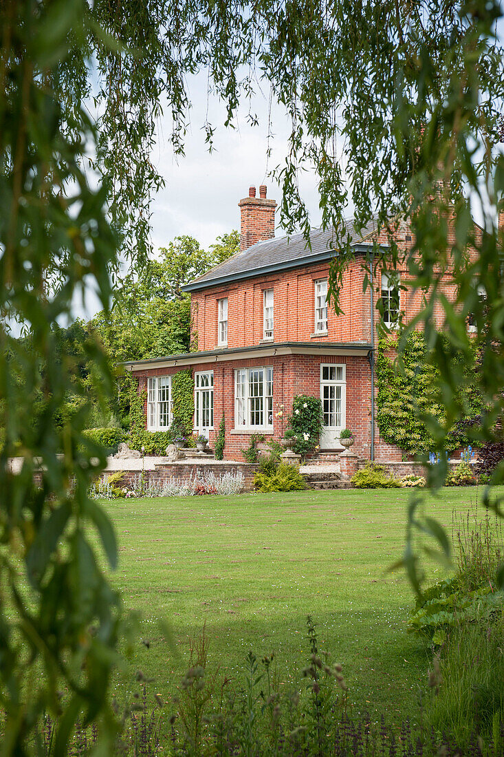 Außenbereich eines Landhauses in Norfolk aus rotem Backstein