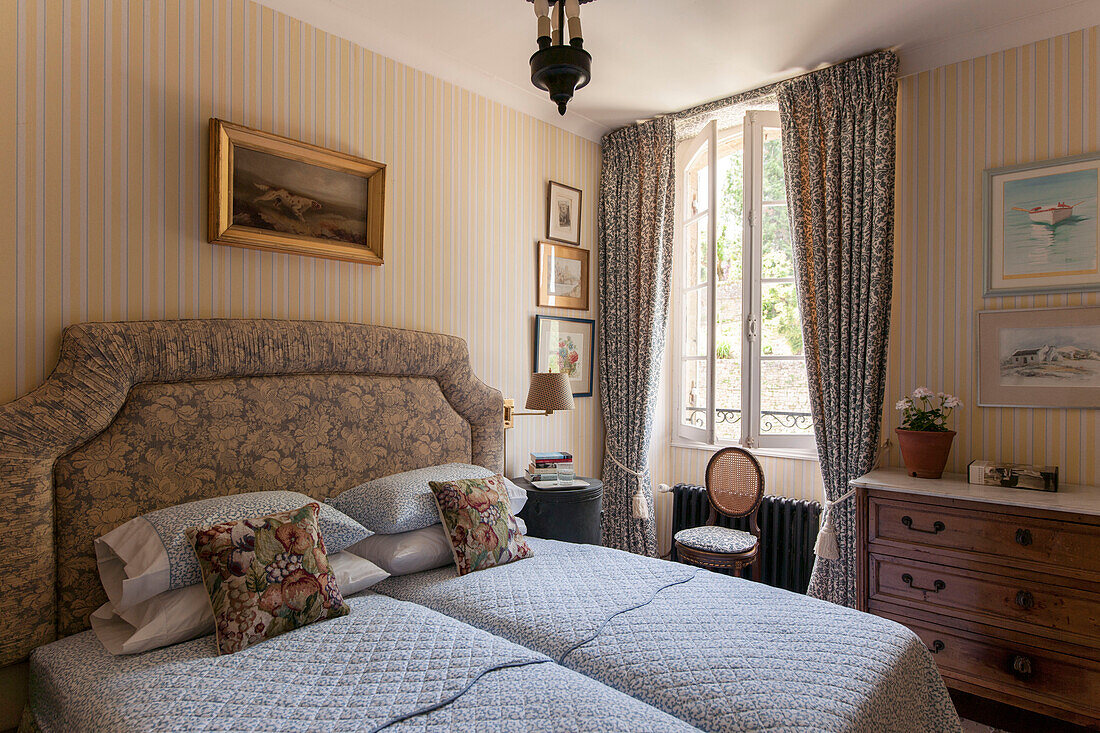 Geblümtes Kopfteil und Kissen mit gesteppten Bettbezügen im Landhaus in der Dordogne, Frankreich