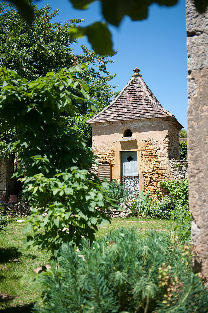 Taubenhaus aus Stein auf dem Gelände des Landsitzes in der Dordogne Perigueux Frankreich
