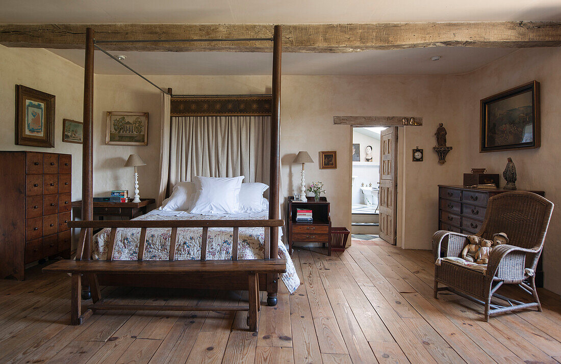 Antike Holzmöbel mit Himmelbett in einem Bauernhaus in Lotte et Garonne, Frankreich